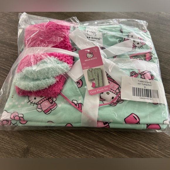 HELLO KITTY Cozy Plush Set. Size Small. NEW - Picture 3 of 4